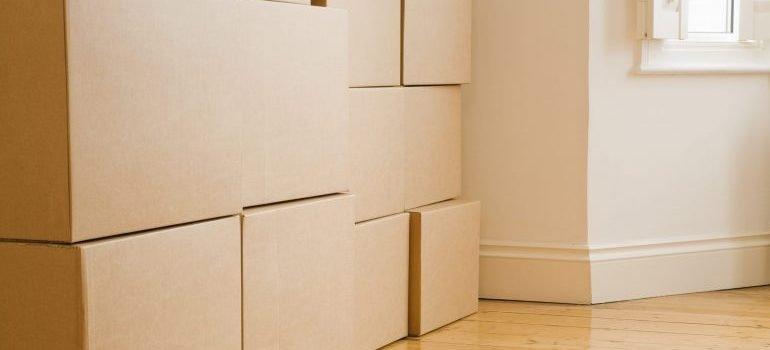 Pilas de cajas en el nuevo hogar, lo que representa cómo volver a usar Sus Cajas de Mudanza