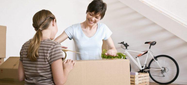 La mujer y la hija de grabación cajas de mudanza