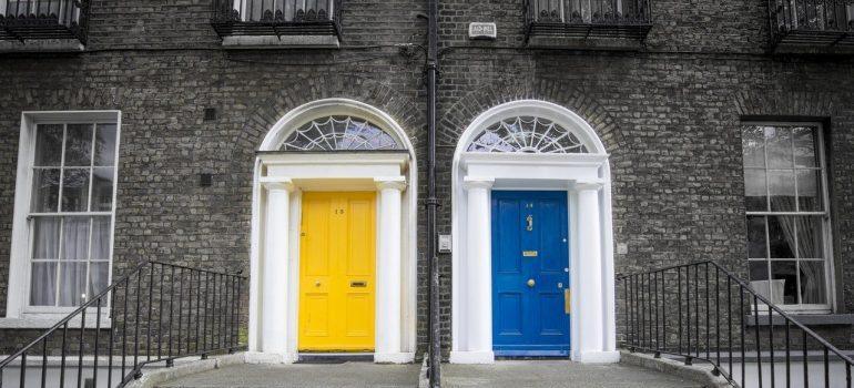 amarillo y azul de la puerta 