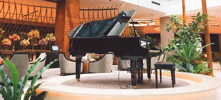 Piano de cola en una habitación.