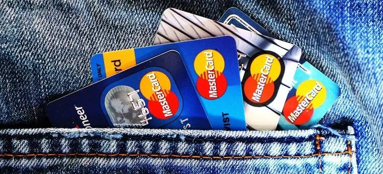 las tarjetas de crédito que salen del bolsillo