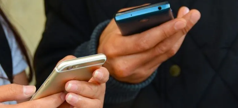 las personas titulares de los teléfonos