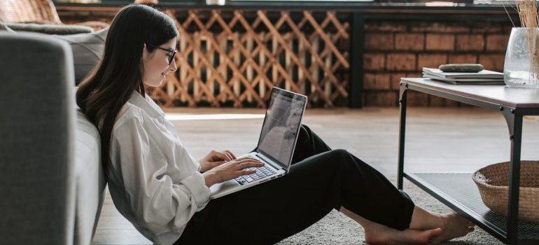 mujer que trabaja en la computadora portátil