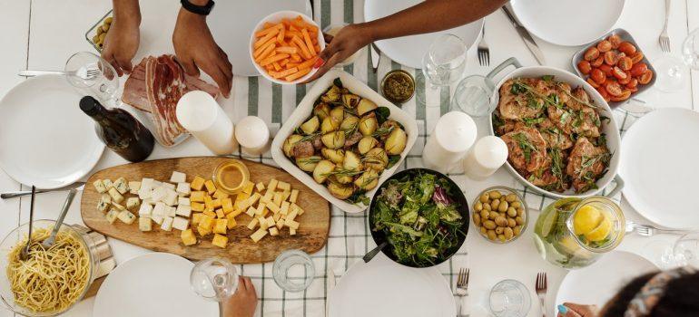 Una tabla con diferentes tipos de comida.