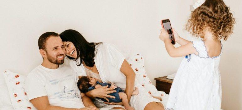 Una imagen de una familia feliz como una representación de cómo serán las cosas si se presta atención a cómo se puede mover a Charlotte afectar a sus hijos.