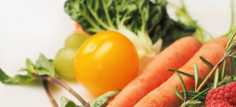 Verduras en una tabla.