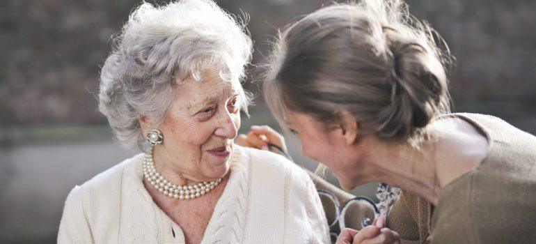 la madre y la hija sentarse y hablar