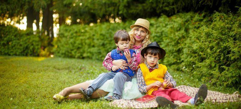 la madre y los niños en picnic