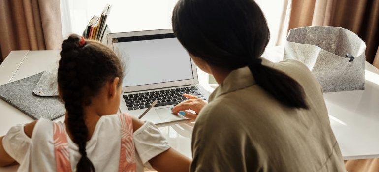 madre ayudando a la hija de estudio