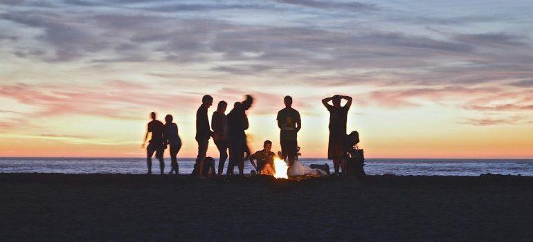 un grupo de amigos a acampar en la playa