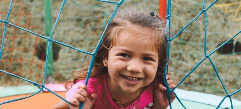 una niña jugando en un parque