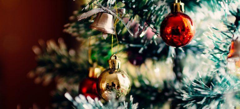 un árbol de navidad con decoraciones