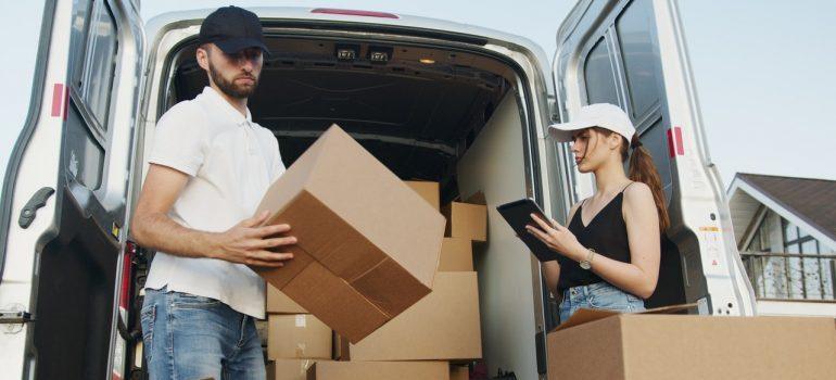 el hombre y la mujer la carga de un camión 