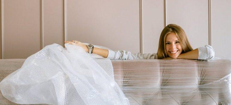 mujer que cubre los muebles