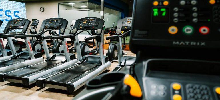 primer plano de una rutina en un gimnasio