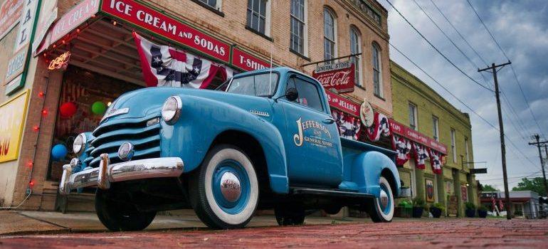 Antiguo coche estacionado en las calles de Jefferson