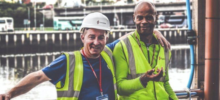 dos trabajadores de la construcción en los chalecos de seguridad