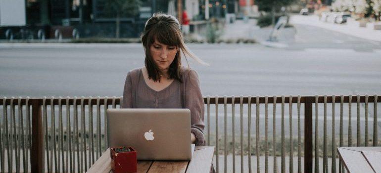 woman googling articles on reasons to settle to Tampa