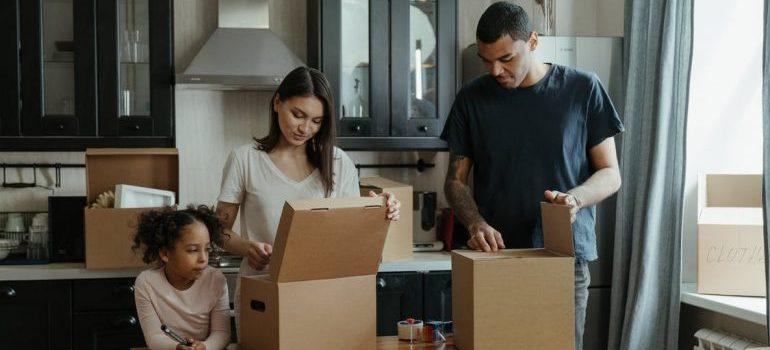 La familia tratando de Completar un seguro mudanza de larga distancia