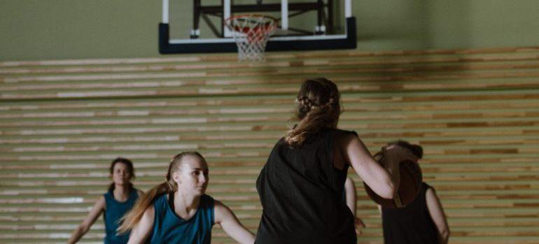 encontrar buenas escuelas antes de mudarse a San Antonio, donde las niñas juegan a baloncesto en la escuela