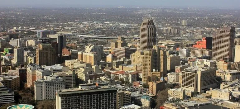 El costo de vida en San Antonio vs NY - le permite ver a San Antonio desde el cielo
