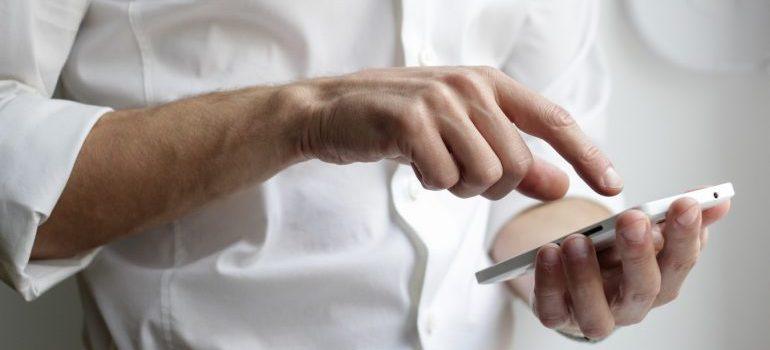 Un hombre se marca un número en su teléfono