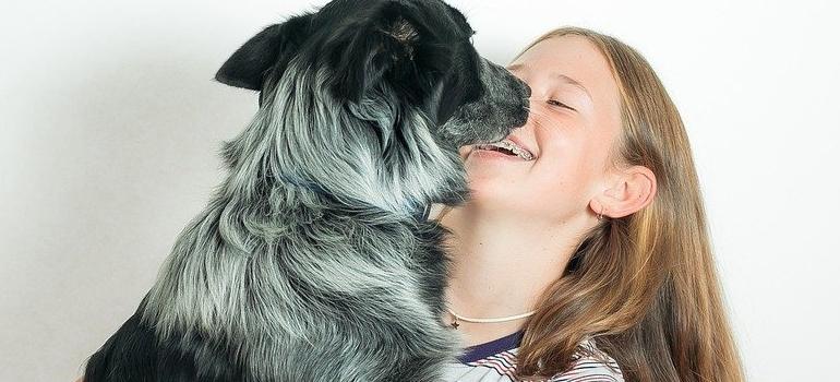 una chica con su perro en uno de los mejores vecindarios de San Antonio de los dueños de mascotas 