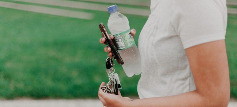 una mujer que sostiene una botella de agua