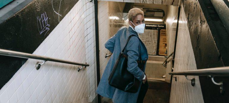 una mujer que iba bajando las escaleras del metro 