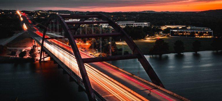 Un timelapse de tráfico en un puente