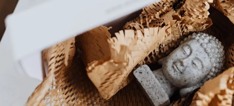 Pack esculturas cuidadosamente en cajas, no importa cuán pequeño, como el granito, la pieza se muestra en la imagen dentro de una caja envuelta en papel de embalaje