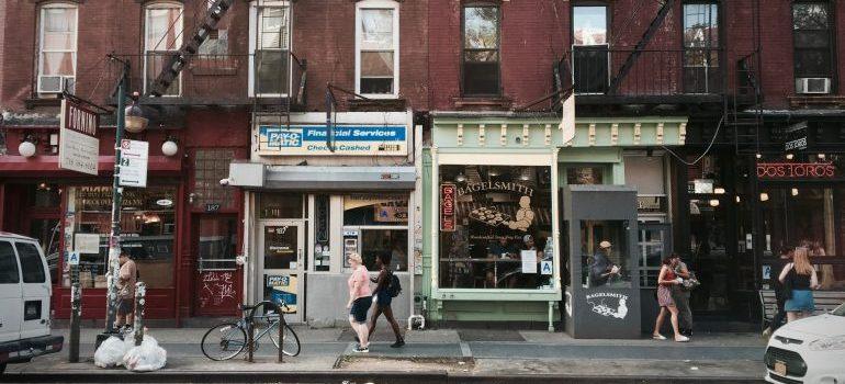 Las personas que pasan por una tienda en Brooklyn