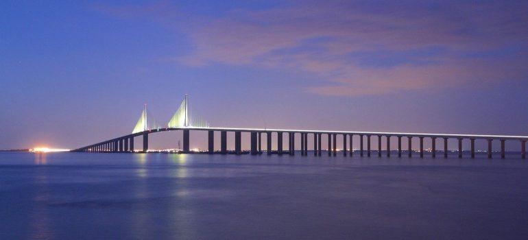 Un puente en la oscuridad, como un iluminado de la línea entre el oscurecimiento de agua de mar y cielo, que se puede visitar mientras que usted pasa su primera semana en Tampa, FL. 