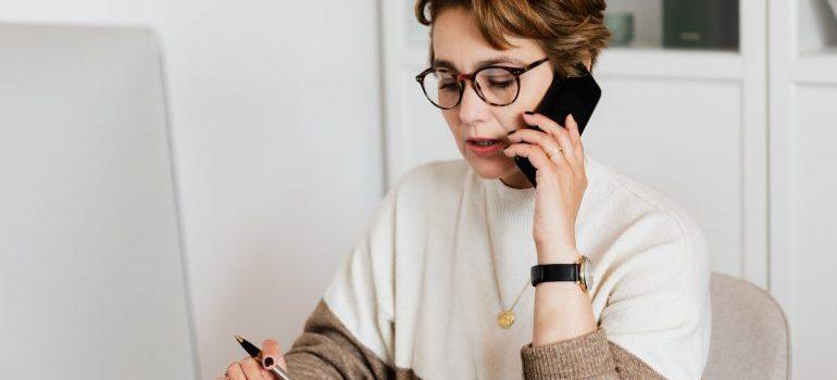 una mujer haciendo una llamada telefónica 