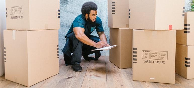 un tipo de comprobación de cajas de mudanza