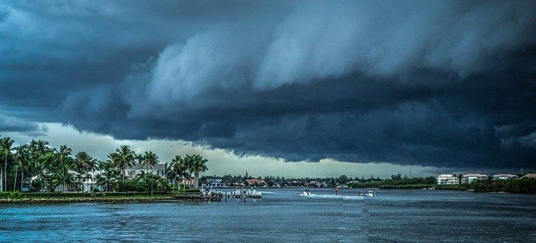 Huracán sobre las tierras de Florida parte costera, una de las razones por qué la gente se mueve de la Florida.