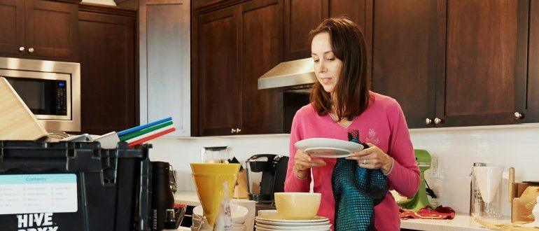 Una mujer a raíz de una guía para el desembalaje de su cocina