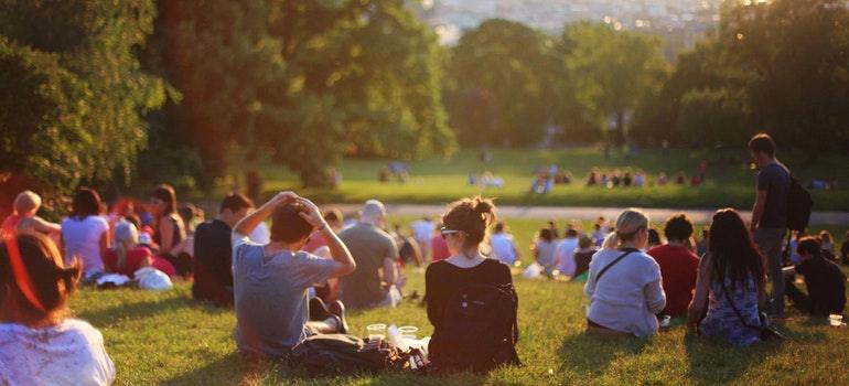 la gente en el parque hablando acerca de cómo resolver después de mudarse a Boerne