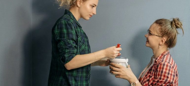 Dos mujeres son la pintura de las paredes