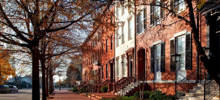 Una bonita calle en otoño, con la fila de las casas y los árboles donde usted puede vivir después de la mudanza de su familia a Maryland. 