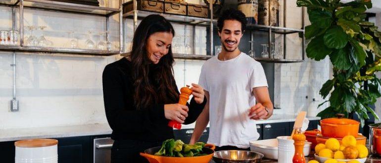 Un hombre y una mujer cocinando juntos