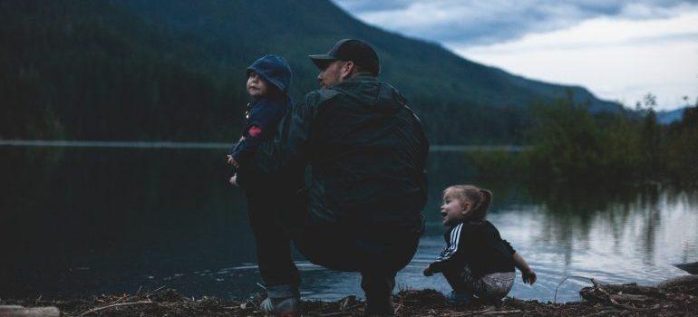 Un padre con sus hijos en un lago