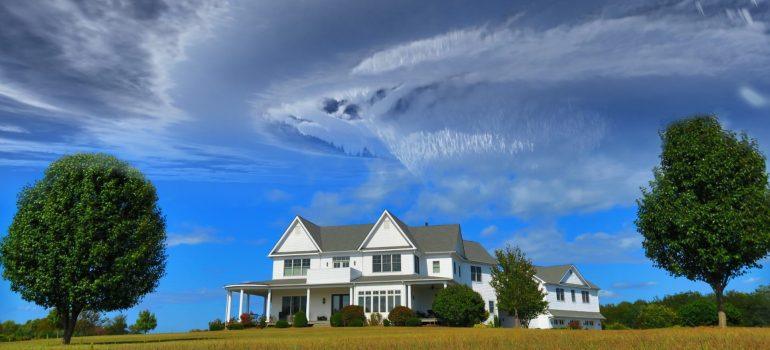 Nubes en el cielo por encima de la casa anunciando la llegada del huracán.