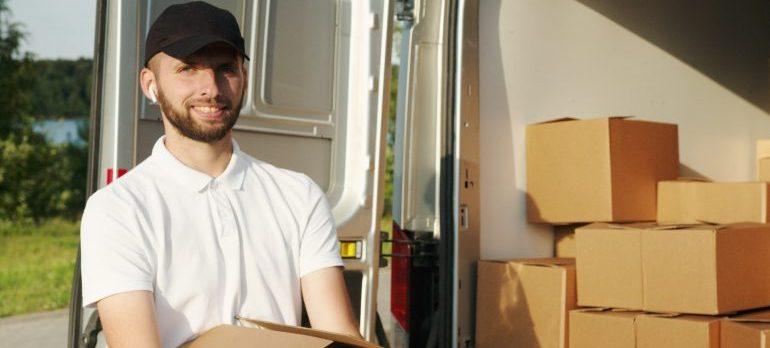 Hombre llevando cajas.