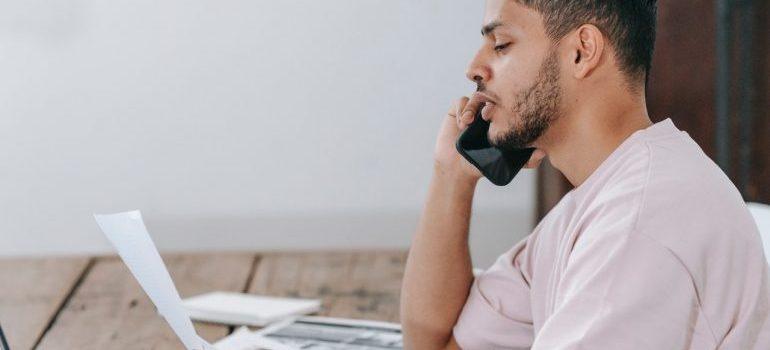 un hombre hablando por teléfono