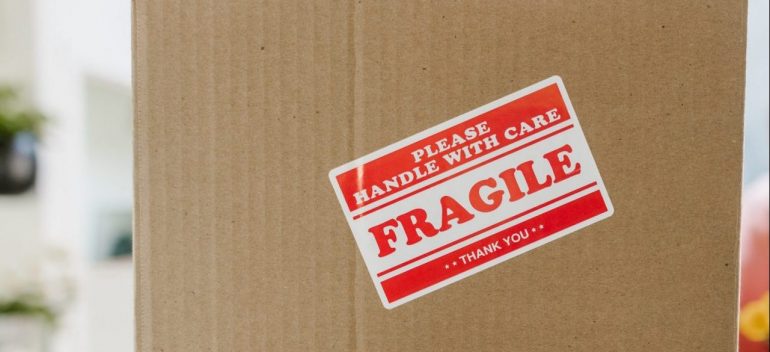 caja con un cartel que dice frágiles