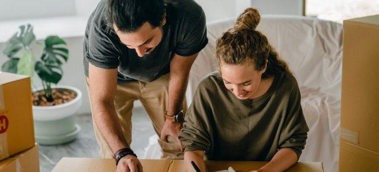 Un hombre y una mujer escribiendo en un movimiento del plan de