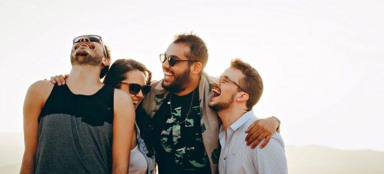 grupo de amigos sonriendo y pensando en donde vivir en Chicago