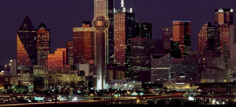 Vista de noche de Houston como uno de los contras de seguir desde Houston TX