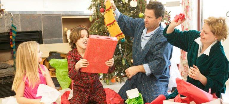 la familia de la apertura de regalos en la Víspera de Navidad en su nueva casa en Richmond